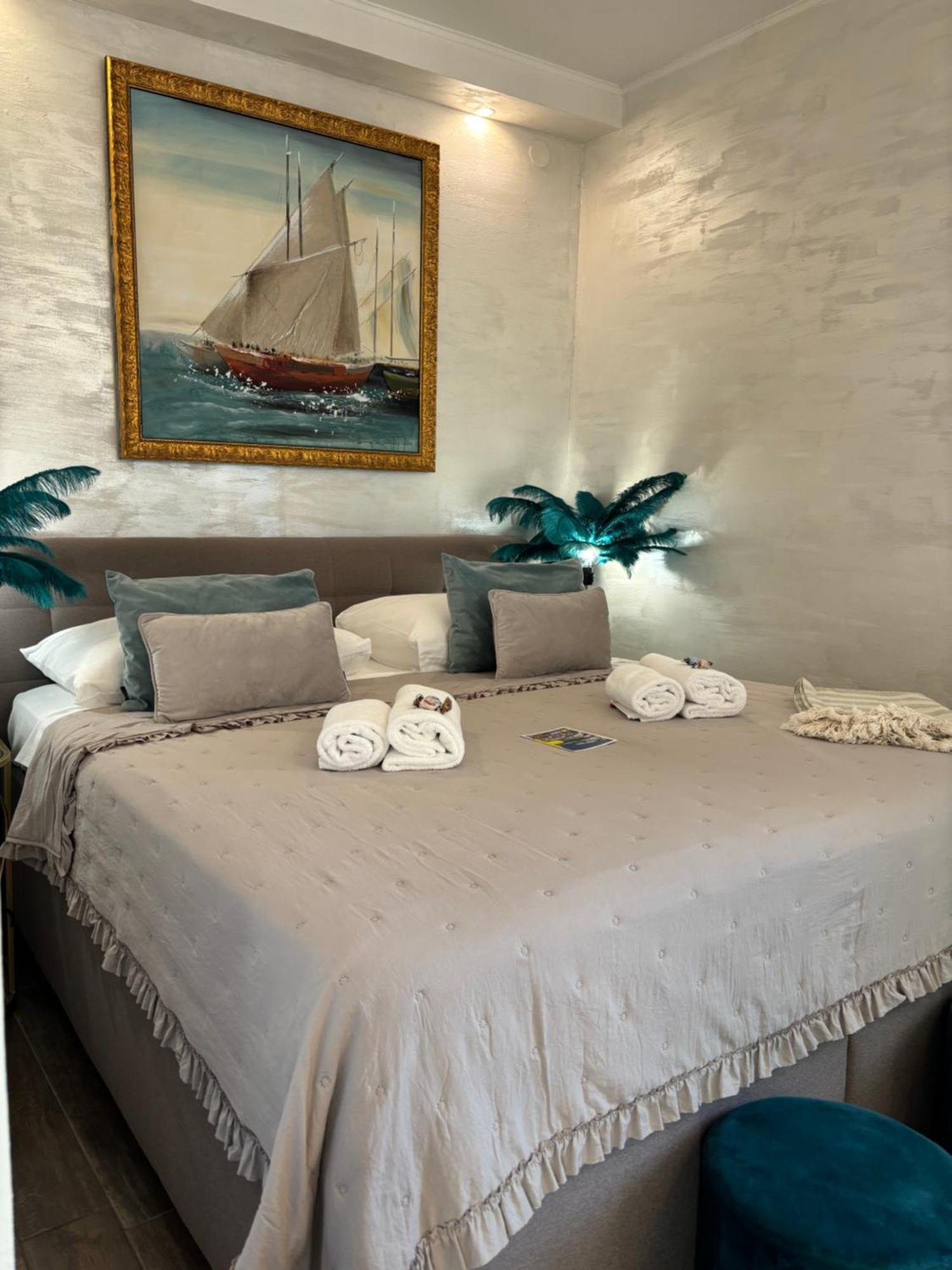 La Dolce In The Center With Private Parking Apartment